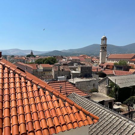 XIV Century Rooms Kastela Bagian luar foto
