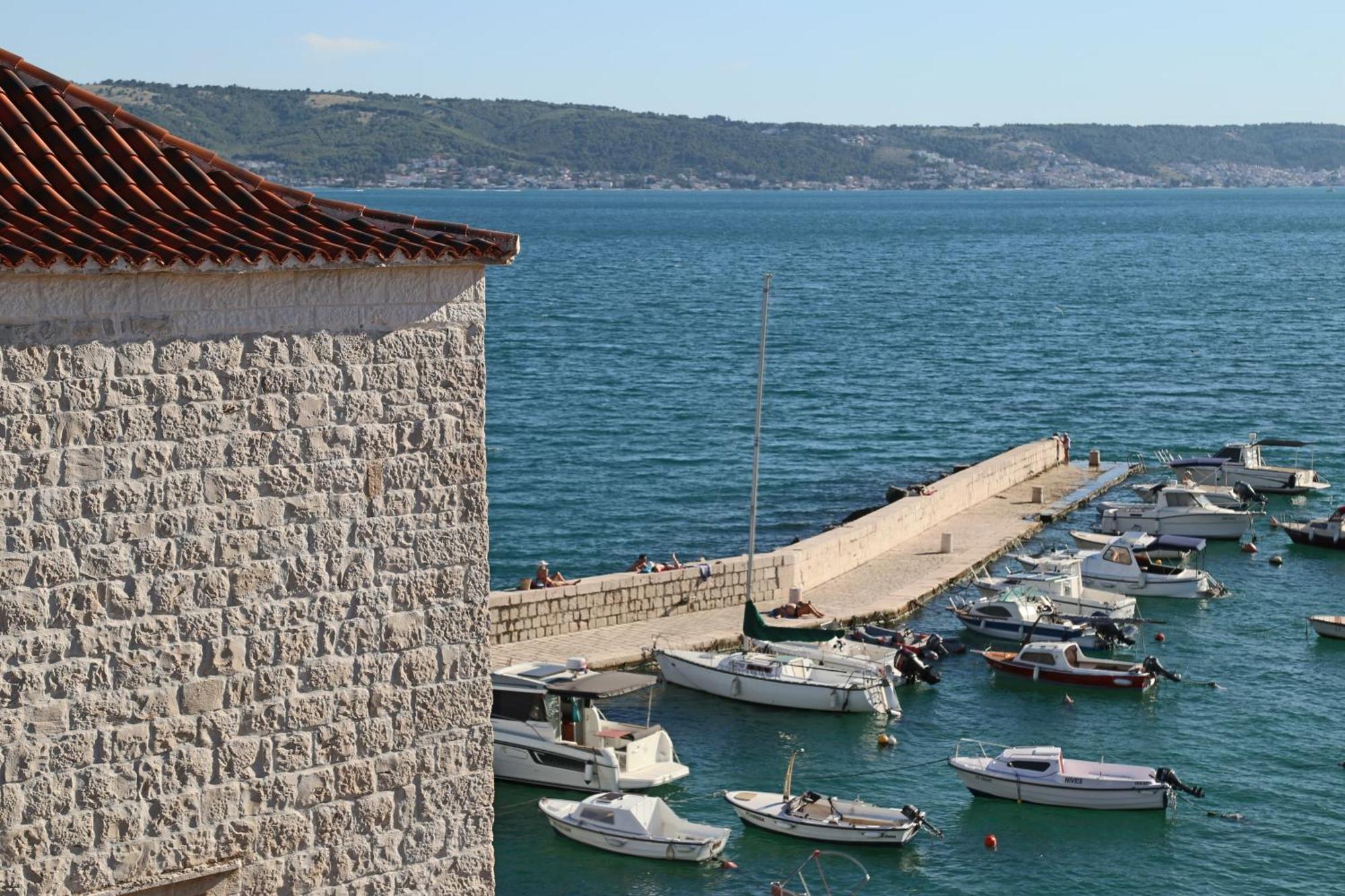 XIV Century Rooms Kastela Bagian luar foto