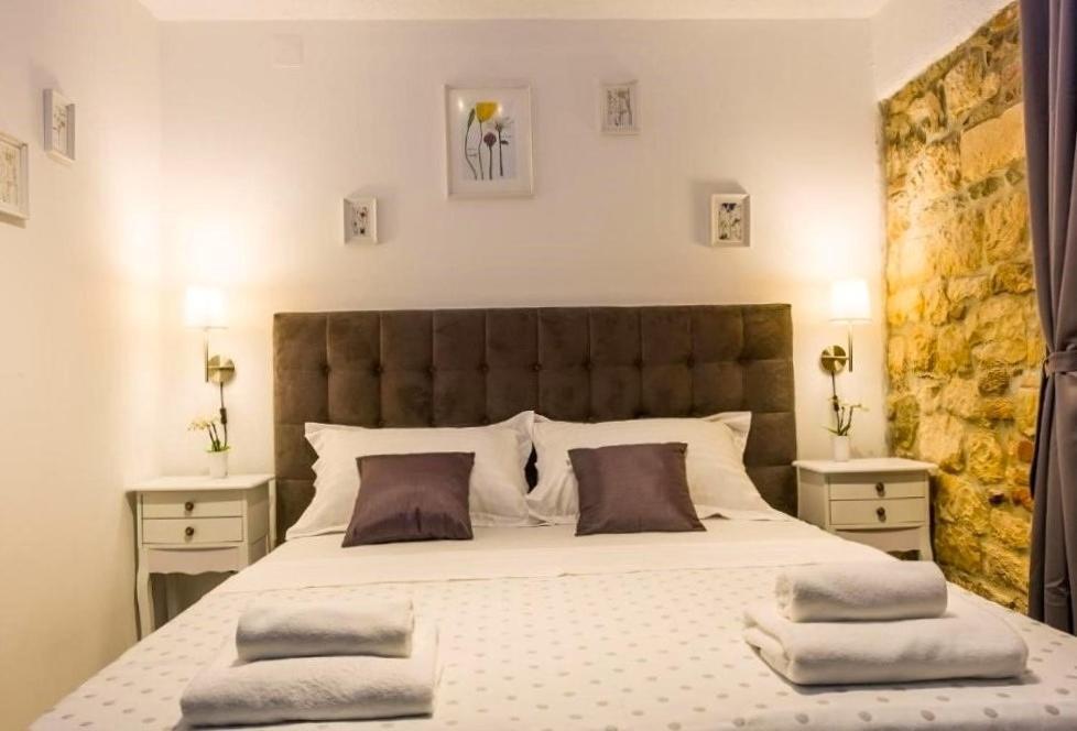 XIV Century Rooms Kastela Bagian luar foto
