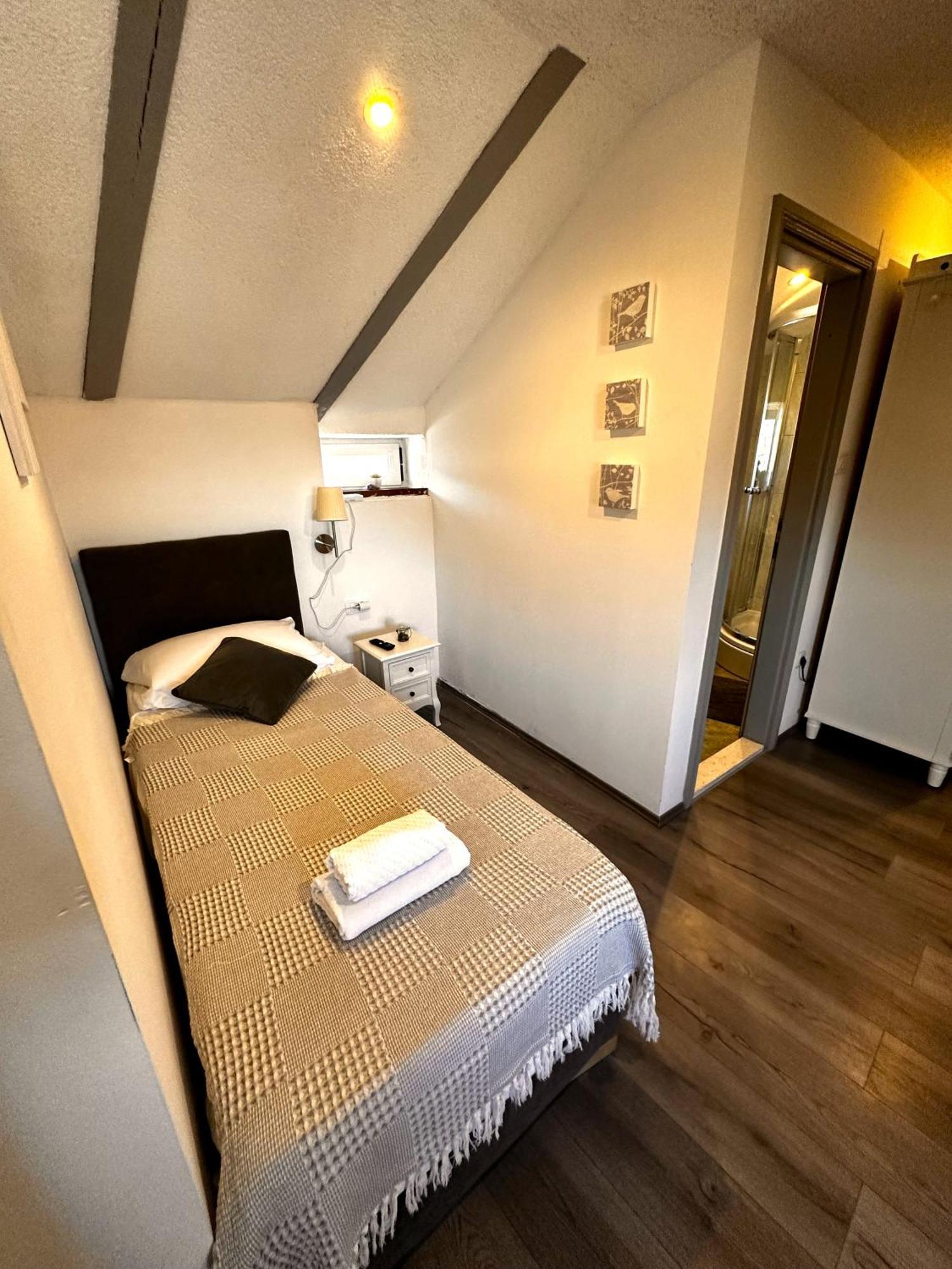 XIV Century Rooms Kastela Ruang foto