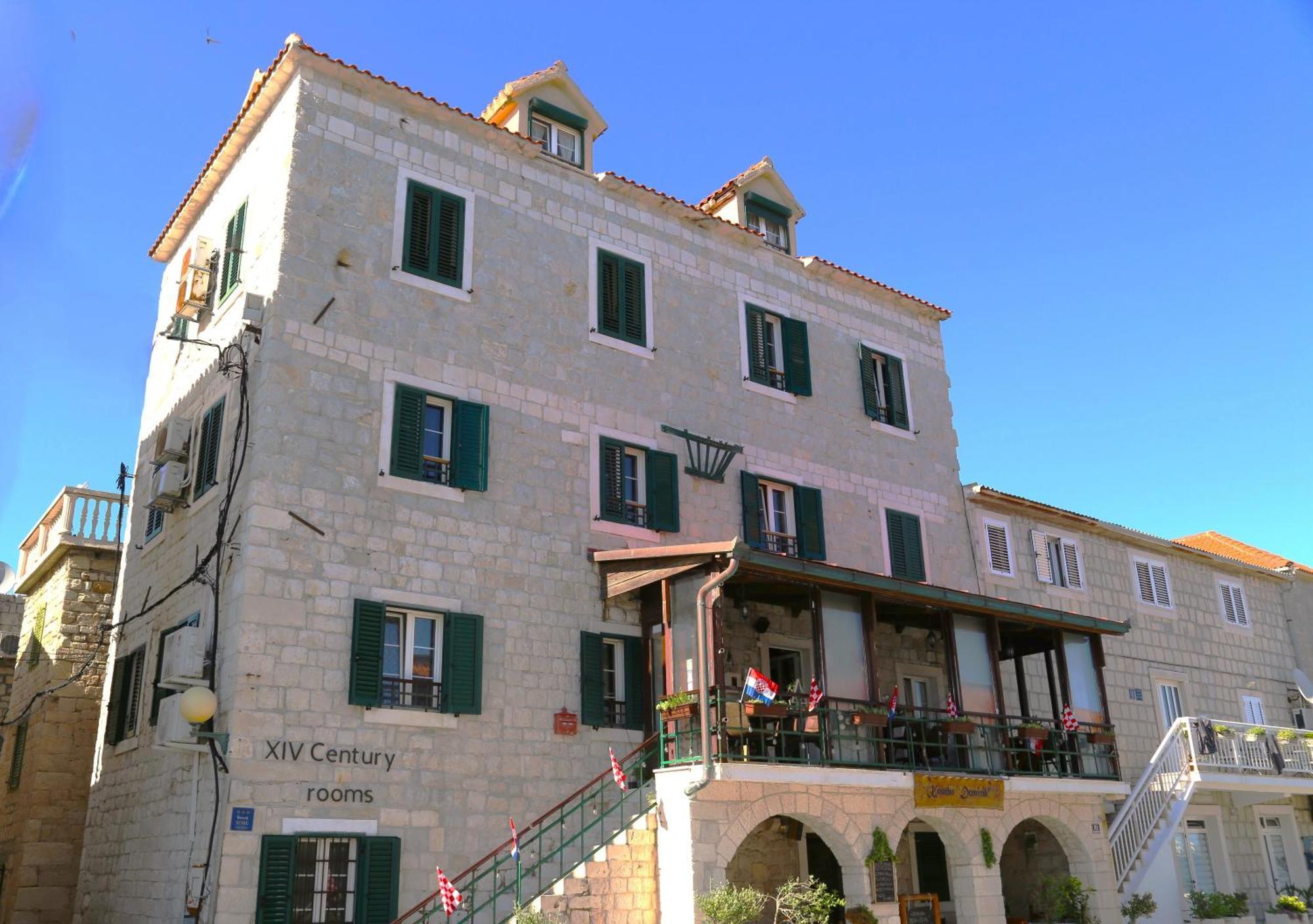 XIV Century Rooms Kastela Bagian luar foto