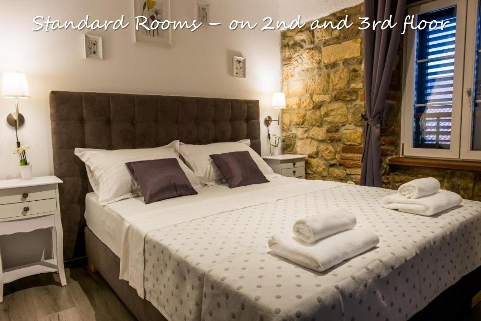 XIV Century Rooms Kastela Bagian luar foto