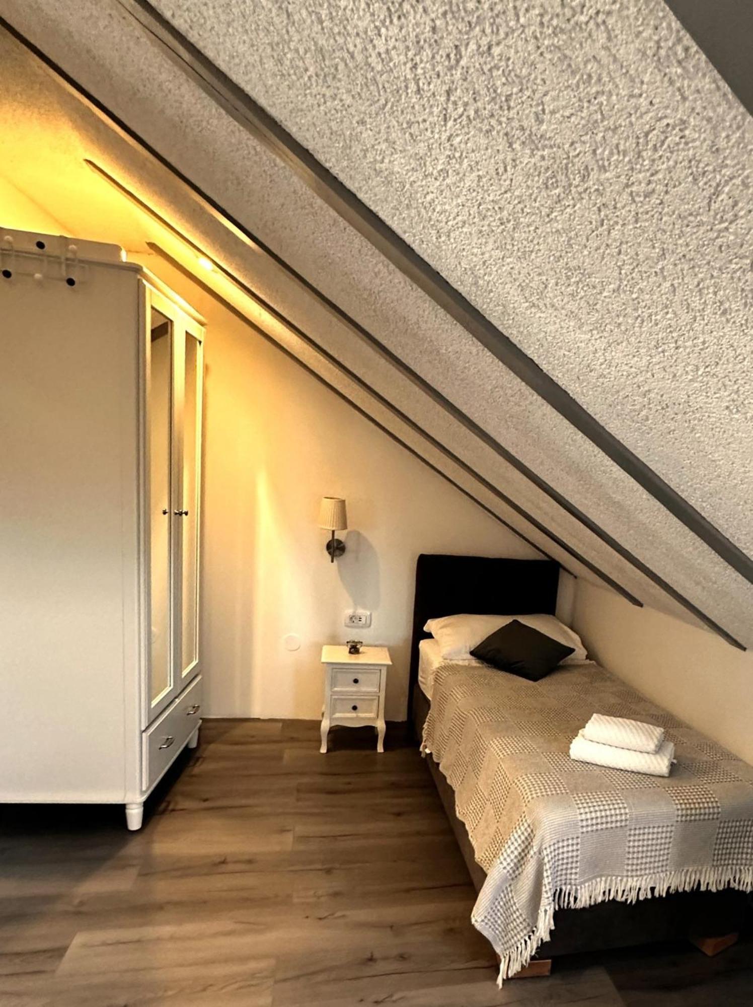 XIV Century Rooms Kastela Bagian luar foto