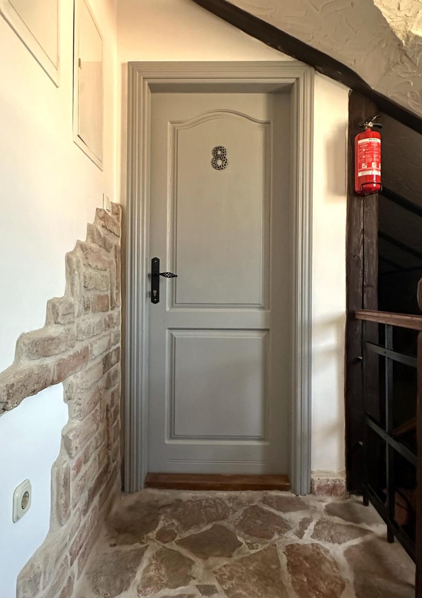 XIV Century Rooms Kastela Bagian luar foto