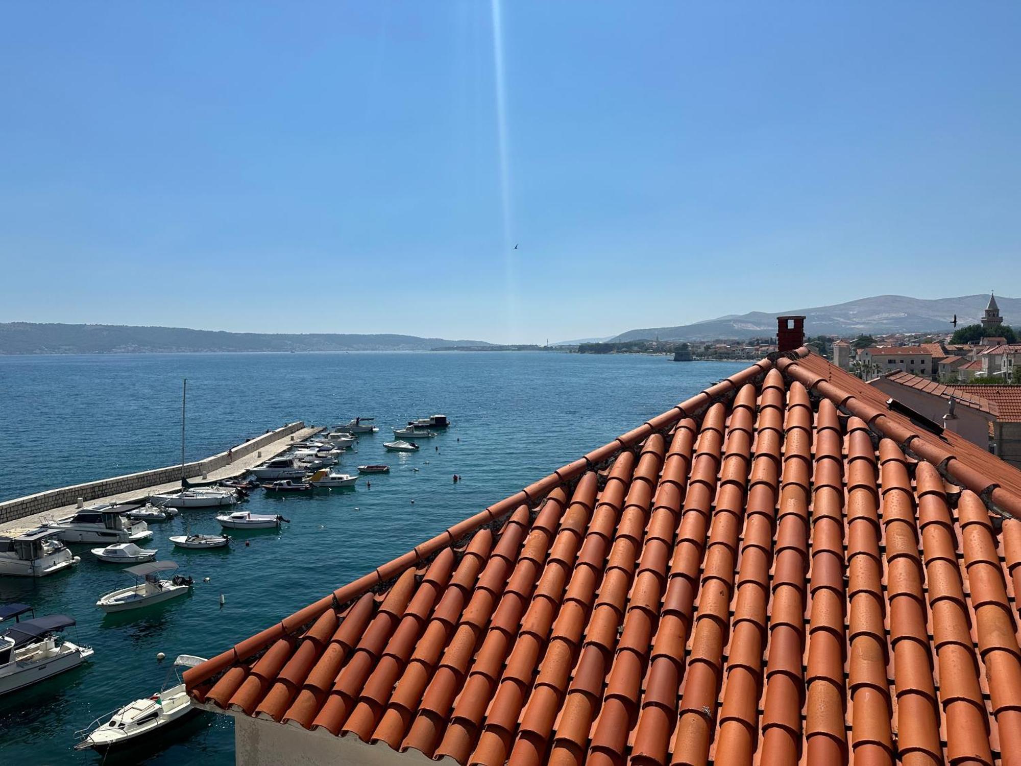 XIV Century Rooms Kastela Bagian luar foto
