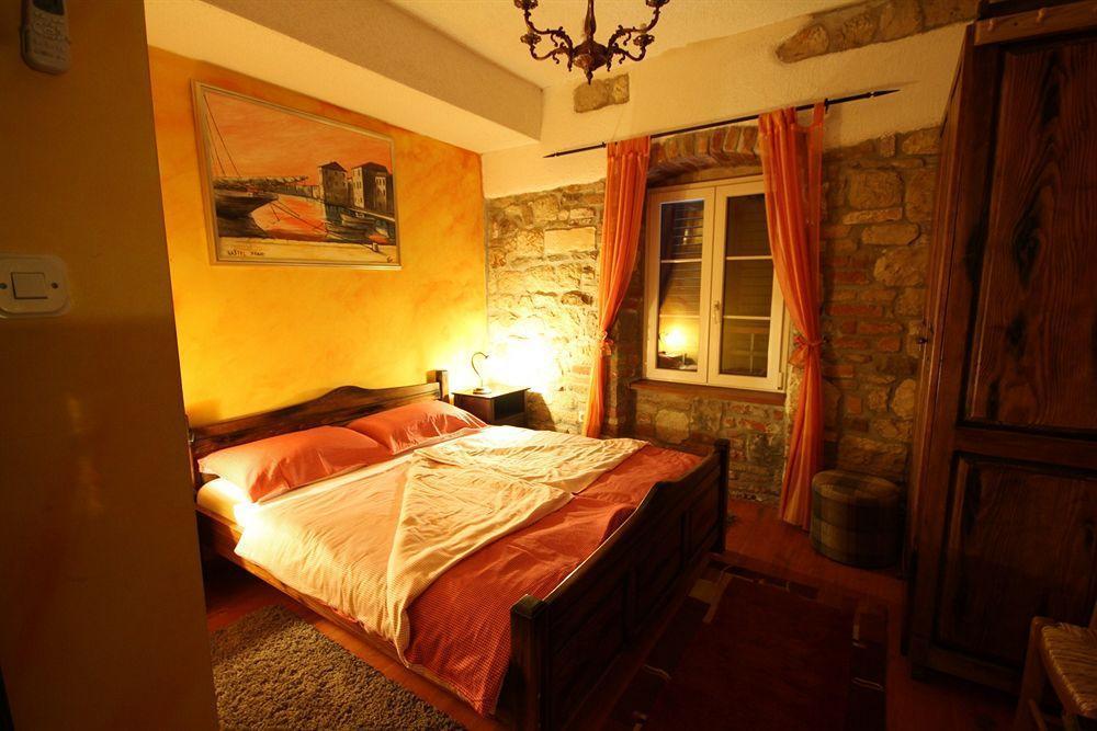 XIV Century Rooms Kastela Bagian luar foto
