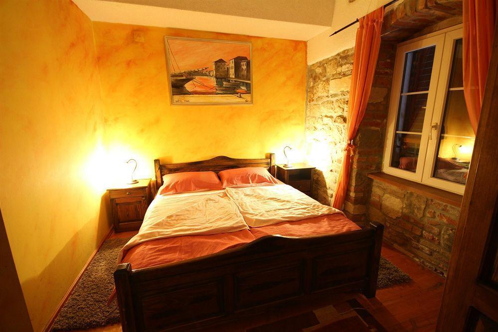 XIV Century Rooms Kastela Bagian luar foto