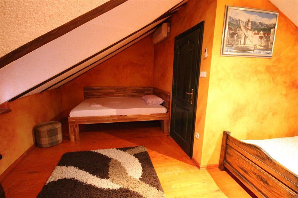 XIV Century Rooms Kastela Bagian luar foto