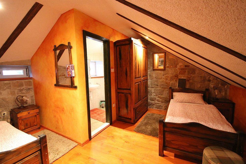 XIV Century Rooms Kastela Bagian luar foto