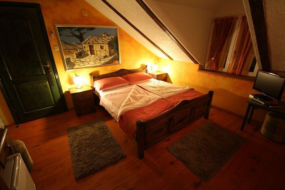 XIV Century Rooms Kastela Bagian luar foto