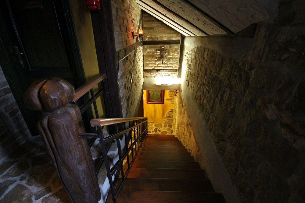 XIV Century Rooms Kastela Bagian luar foto