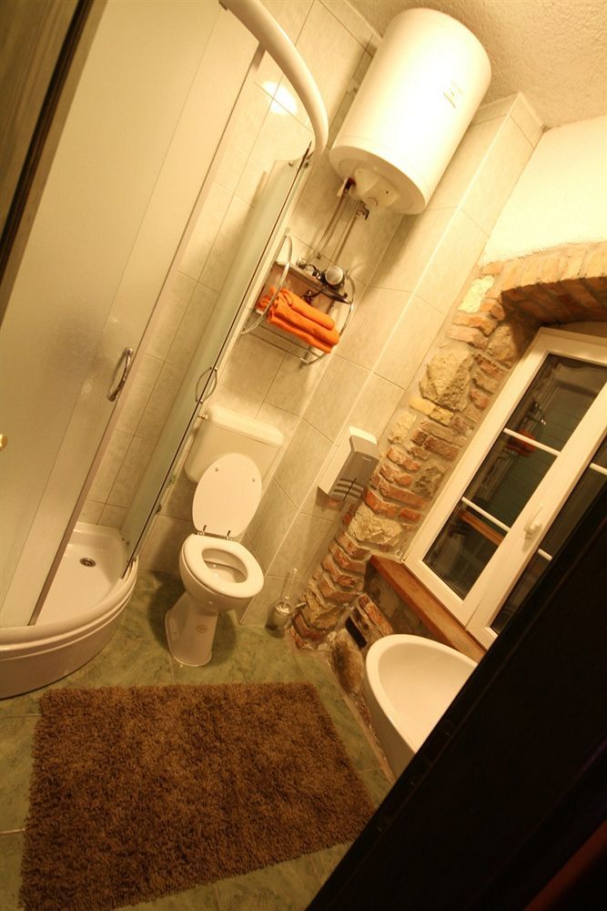 XIV Century Rooms Kastela Bagian luar foto