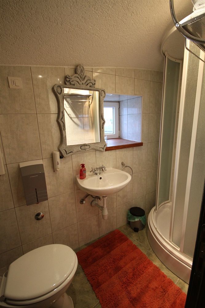XIV Century Rooms Kastela Bagian luar foto