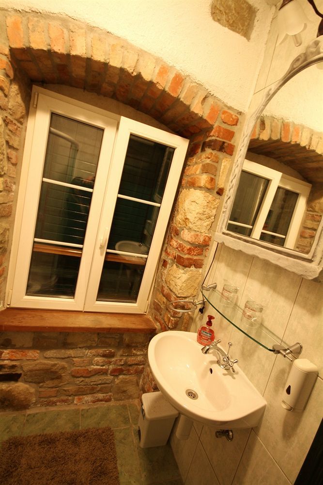 XIV Century Rooms Kastela Bagian luar foto