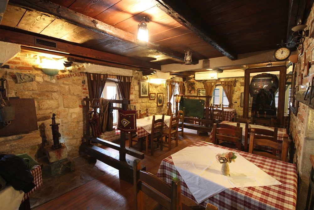 XIV Century Rooms Kastela Bagian luar foto